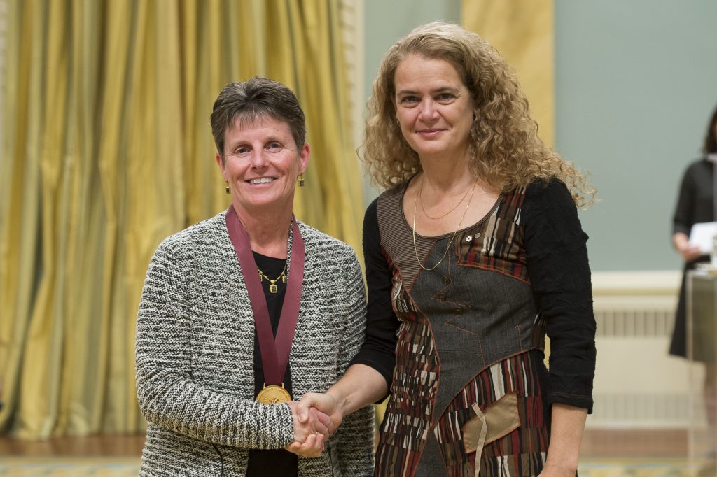 GG02-2017-0417-043 November 22, 2017 Ottawa, Ontario, Canada Her Excellency presents The Governor General’s History Awards for Excellence in Teaching to Janet Ruest. Credit: MCpl Vincent Carbonneau, Rideau Hall, OSGG